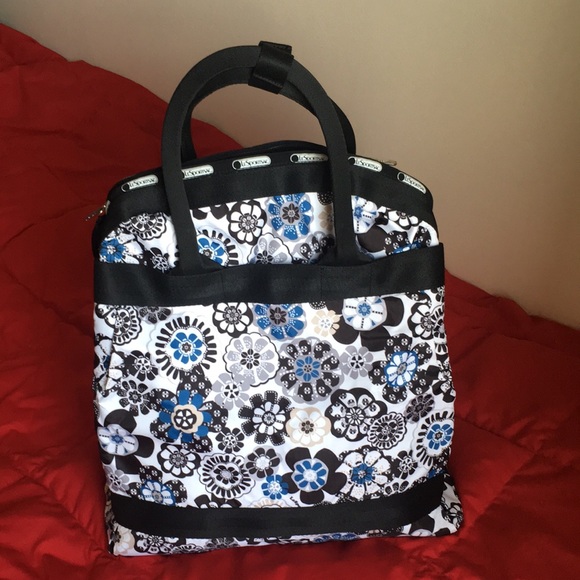 Lesportsac Handbags - Lesportsac convertible backpack to carry